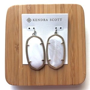 KENDRA SCOTT Dani Gold Earrings in White Pearl